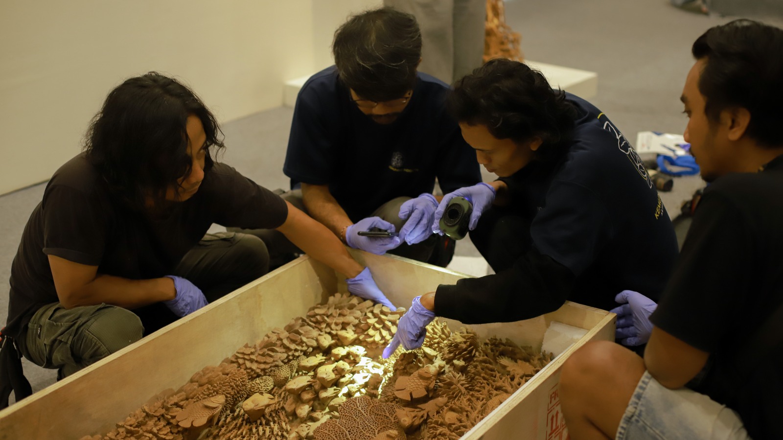 Art handler sedang mempersiapkan karya karya yang akan di pamerkan di Museum Nasional Indonesia